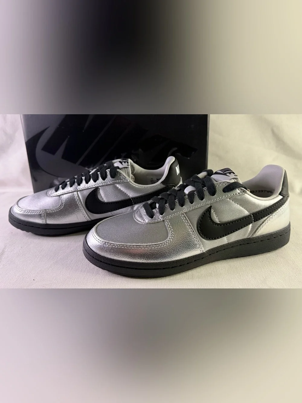 Nike Women’s 7.5 Youth 6 Silver Metallic Low-Top Sneakers with Black Accents New